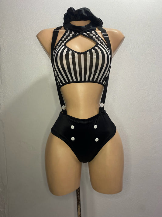 Disfraz "Mimo Chic" – Estilo a Rayas y Tirantes de Poder