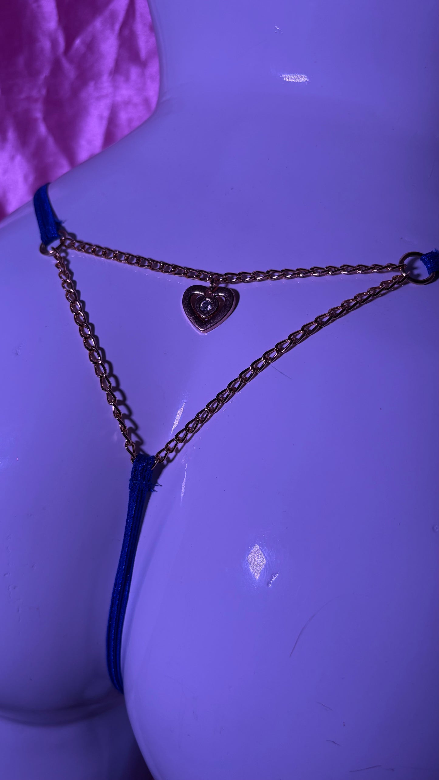Tanga "Melody" – Encaje, Cadenas y Detalles de Corazón