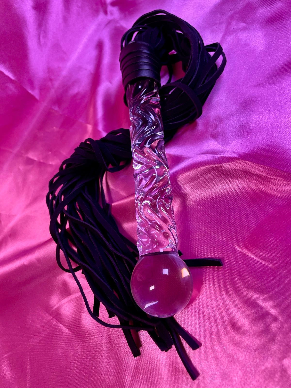 Látigo de Lujo con Mango de Cristal – Sensaciones de Contraste ⛓️✨