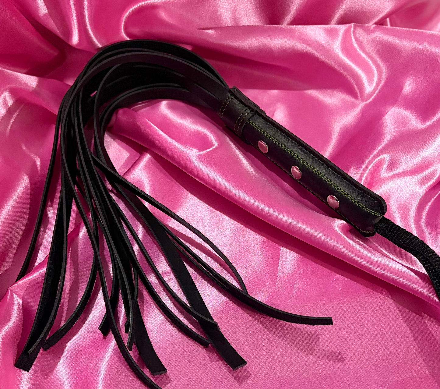 Flogger de Cuero Sintético – Juego de Impacto y Sensaciones (G y CH) 🖤⛓️